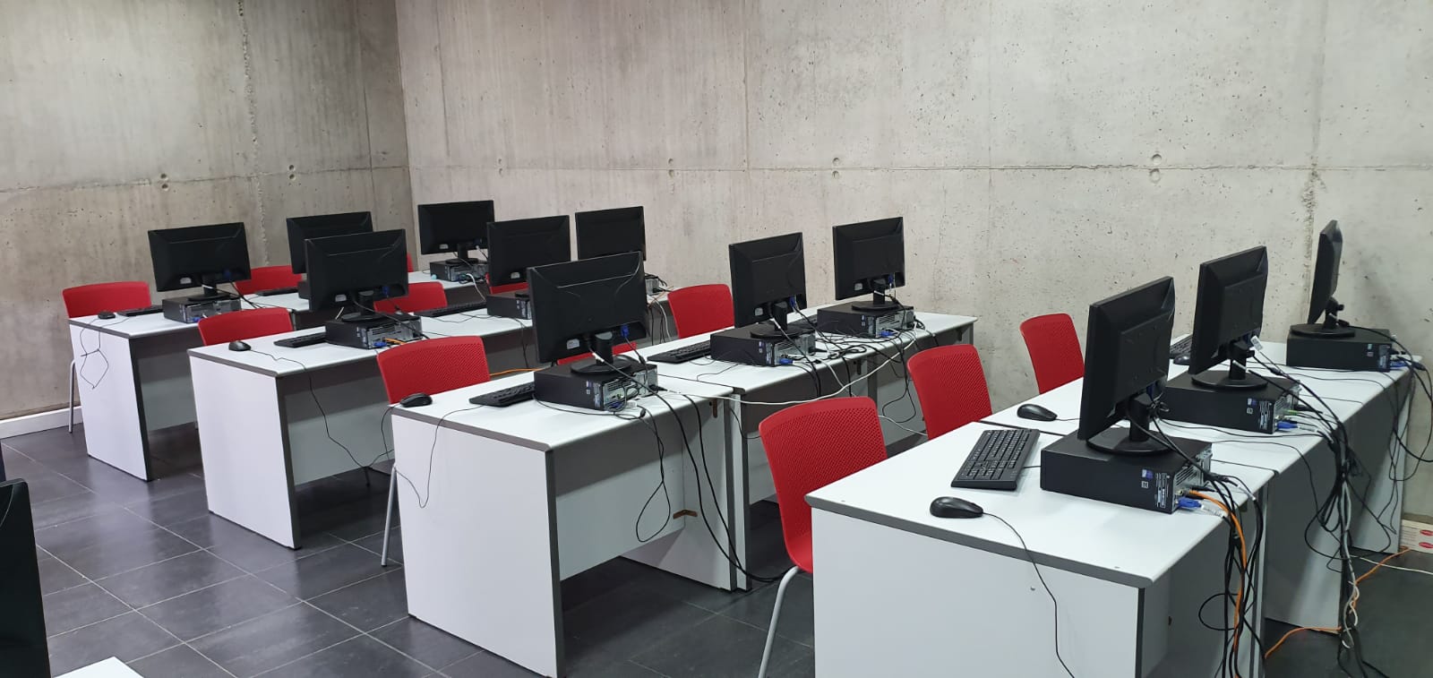 Mobiliario aula informática UPCAN